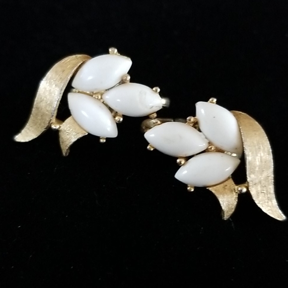 Vintage TRIFARI Milk Glass Clip On Earrings - Picture 1 of 8